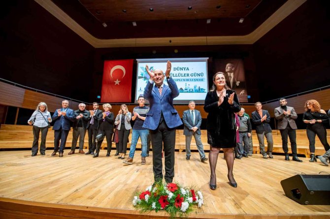 Soyer: “İ̇zmir Felaketleri Gönüllülükle Aştı”