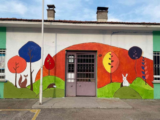 "Sihirli Fırçalar" Köy Okullarının Duvarlarını Boyadı