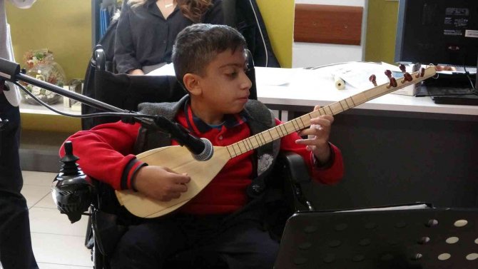 Tekerlekli Sandalyesiyle Arkadaşlarına Rol Model Oldu