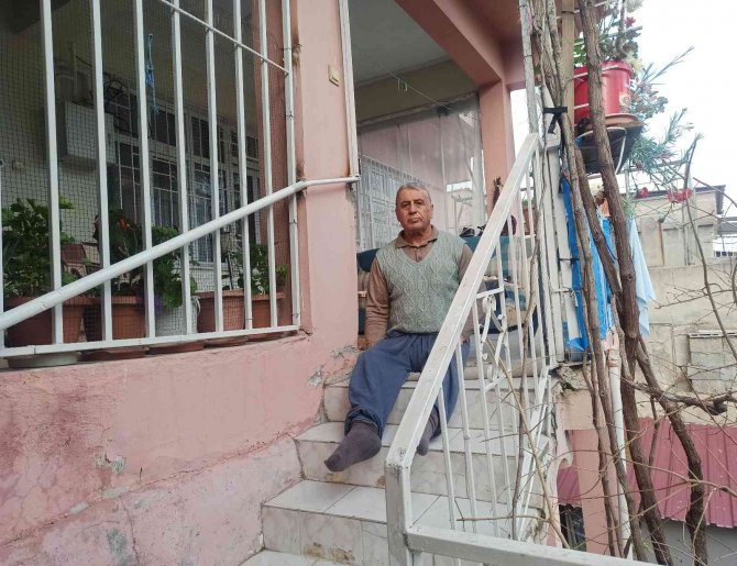Kaza Sonrası Belden Aşağısı Engelli Kaldı, 38 Yıldır Bilek Gücüyle Merdivenleri Çıkıyor