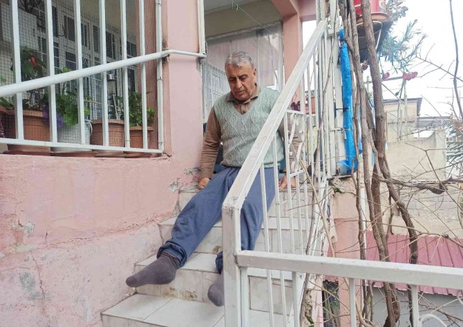 Kaza Sonrası Belden Aşağısı Engelli Kaldı, 38 Yıldır Bilek Gücüyle Merdivenleri Çıkıyor