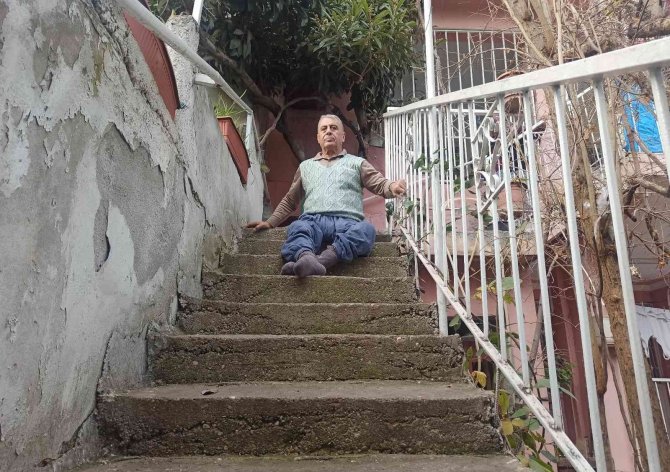 Kaza Sonrası Belden Aşağısı Engelli Kaldı, 38 Yıldır Bilek Gücüyle Merdivenleri Çıkıyor