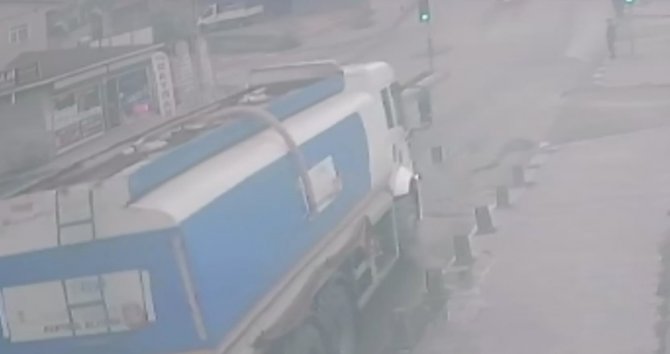 Sultanbeyli’de İ̇ski̇ Tankerinin Hatalı Dönüşü, Motosikletliyi Hayattan Kopardı