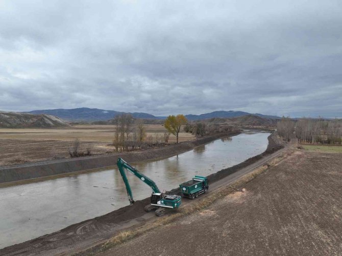 Kızılırmak Nehri’ndeki Çalışmalar İle Yerleşim Yerleri Taşkından Korunuyor