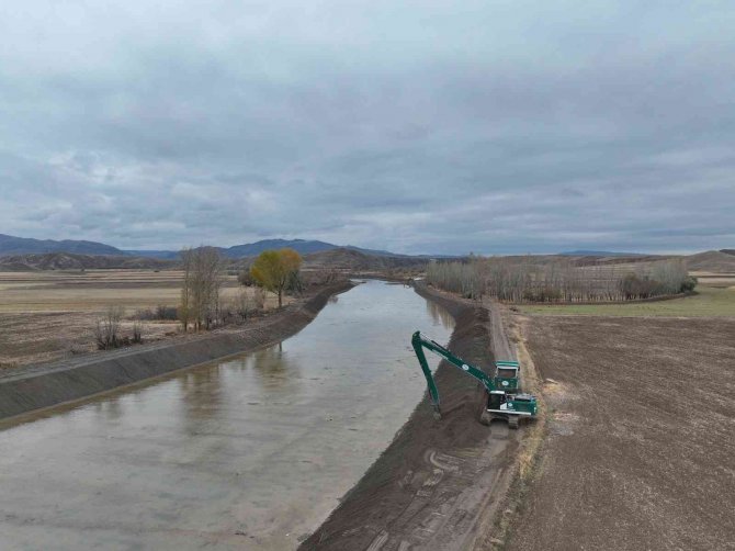 Kızılırmak Nehri’ndeki Çalışmalar İle Yerleşim Yerleri Taşkından Korunuyor