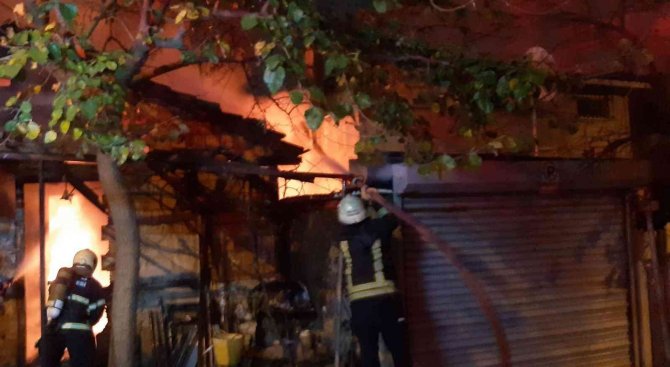 Alevlere Teslim Olan Gecekondu Kullanılamaz Hale Geldi