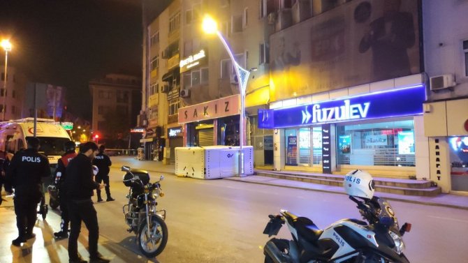 8 Katlı Binanın Çatısına Çıktı, Polis Güçlükle İkna Etti