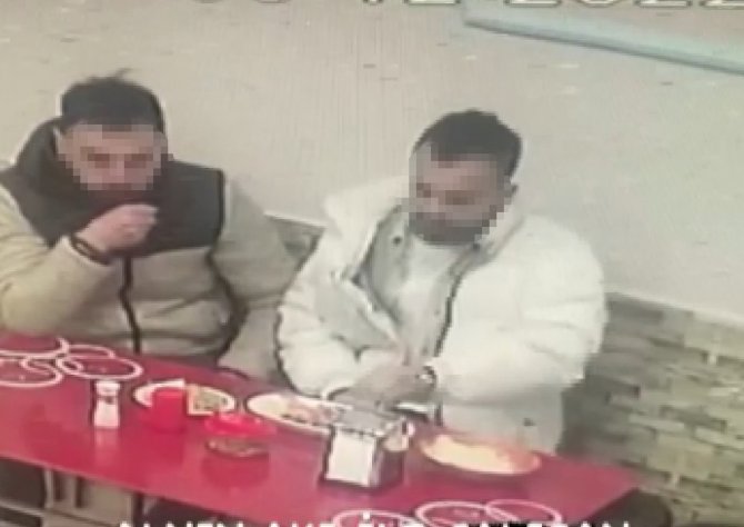Para Ödememek İçin Saçını Koparıp Yemeğe Koydu, O Anlar Kameralara Yansıdı