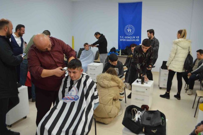 Tavşanlı’da Otizmli Gençlere Kişisel Bakım