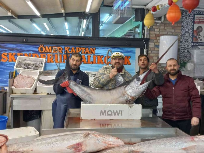 77 Kiloluk Kılıç Balığını Sırtladığı Görüntüler Balıkçıyı Fenomen Haline Getirdi