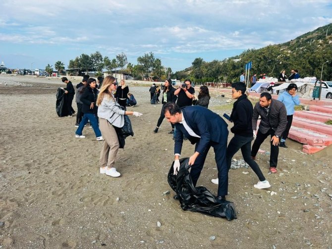 Milli Rekortmen Şahika Ercümen, Hem Dalış Hem De Çevre Temizliği Yaptı