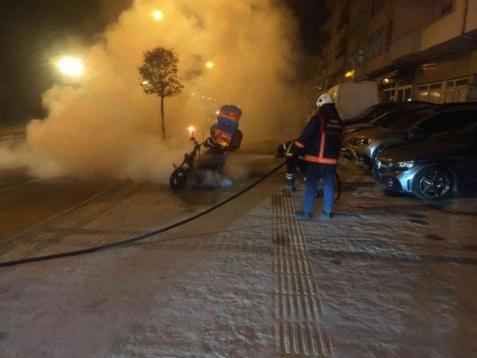 Park Halindeki Motosiklet Alevlere Teslim Oldu