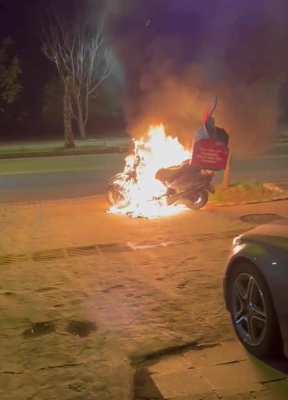 Park Halindeki Motosiklet Alevlere Teslim Oldu