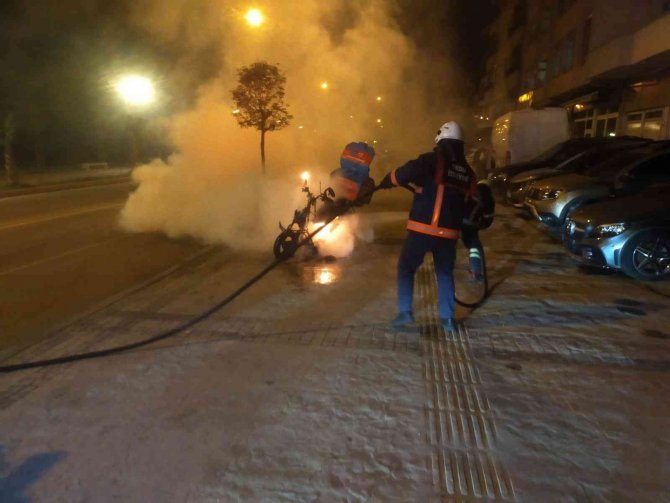 Park Halindeki Motosiklet Alevlere Teslim Oldu