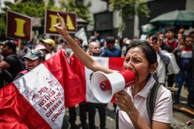 Peru Devlet Başkanı Castillo Kongreyi Feshetti, Ohal İlan Edildi