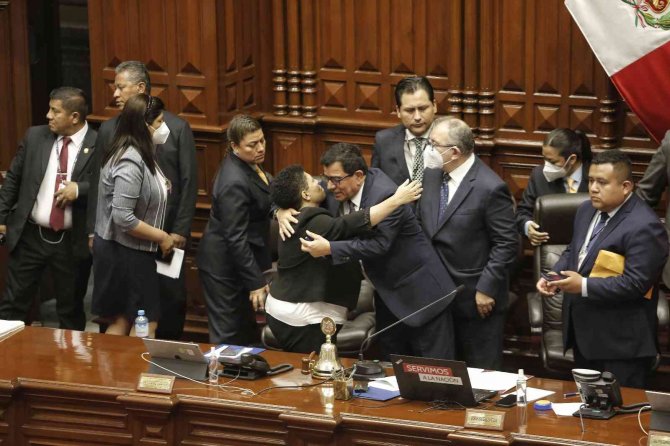 Peru’da Kongreyi Fesheden Devlet Başkanı Castillo Görevden Alındı