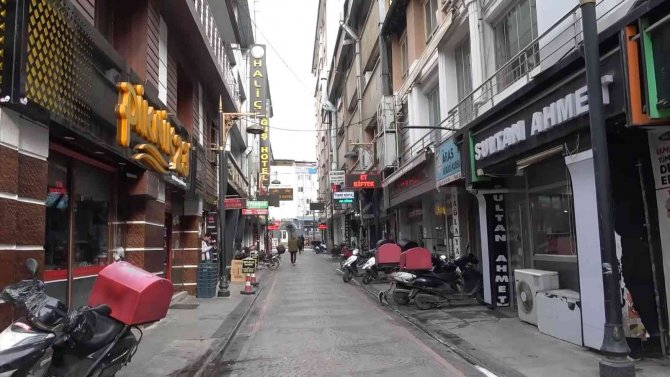 Para Ödememek İçin Saçını Koparıp Yemeğe Koydu, O Anlar Kameralara Yansıdı