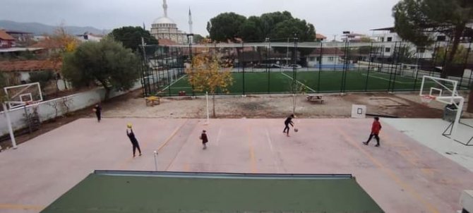 Sarıgöl’de Okullara Basketbol Potaları Yerleştirildi