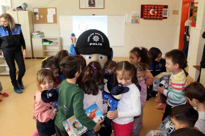 Çocuklar Polis Maskotu ‘Kanka’ İle Eğlenerek Öğrendi