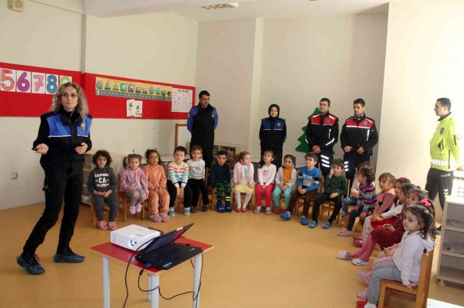 Çocuklar Polis Maskotu ‘Kanka’ İle Eğlenerek Öğrendi
