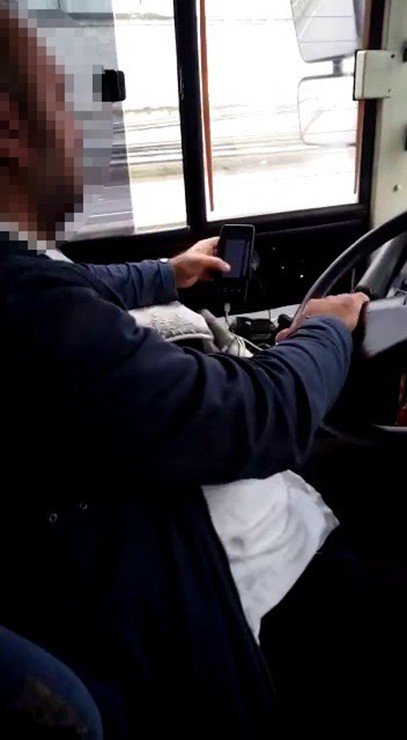 İ̇ett Şoförü Seyir Halindeyken Telefonuyla Oynadı