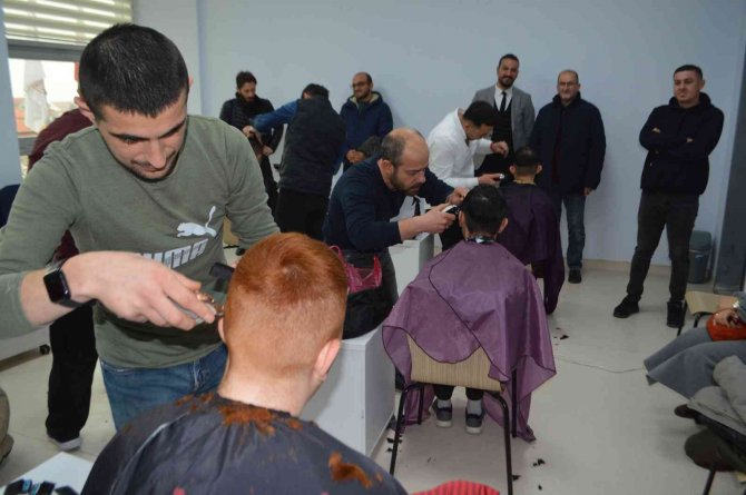 Tavşanlı’da Otizmli Gençlere Kişisel Bakım