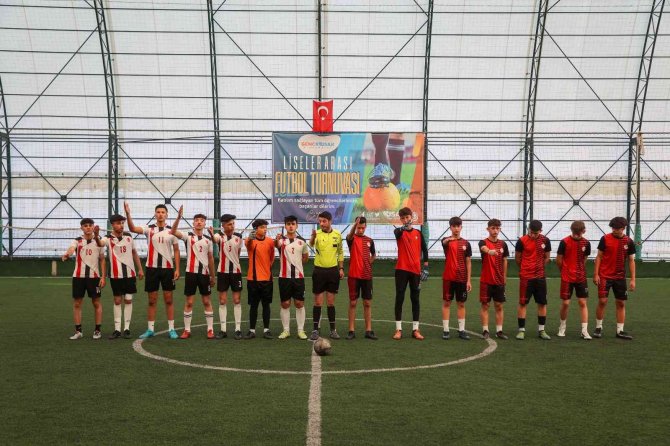 Liseler Arası Futbol Turnuvası Ödüllerini Başkan Çakın Verdi