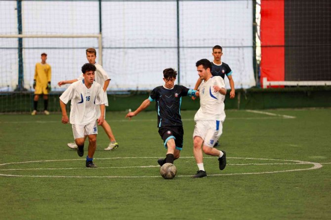 Liseler Arası Futbol Turnuvası Ödüllerini Başkan Çakın Verdi