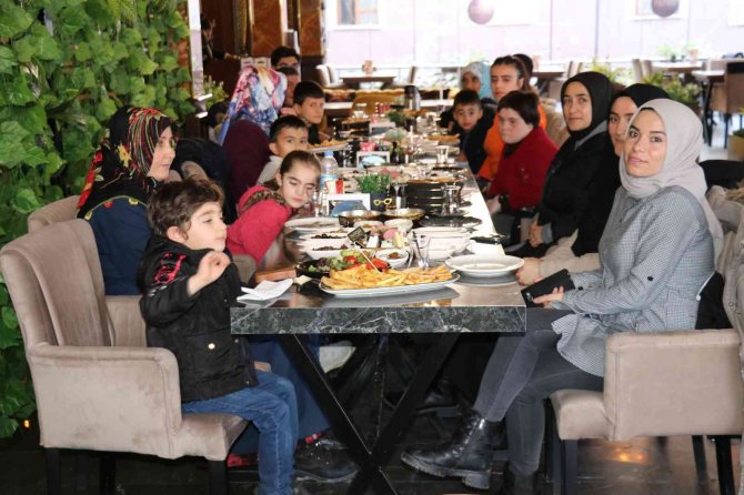 Mekan Kafe Restoran Engellileri Ağırladı