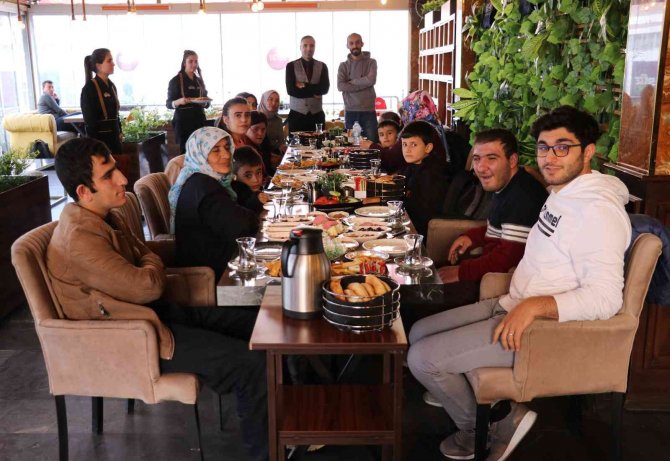 Mekan Kafe Restoran Engellileri Ağırladı