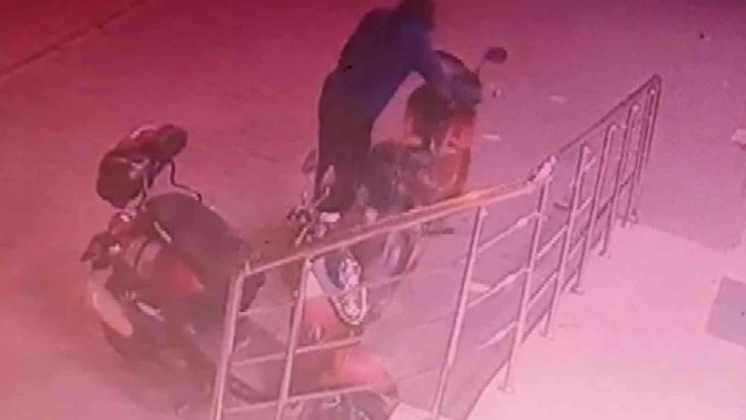 Kalabalığı Umursamadı, Park Halindeki Motosikleti Çaldı: O Anlar Kamerada