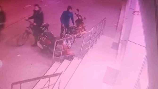 Kalabalığı Umursamadı, Park Halindeki Motosikleti Çaldı: O Anlar Kamerada