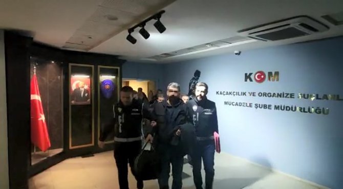 Bursa’da Gaygubet Evlerine Baskın 9 Gözaltı