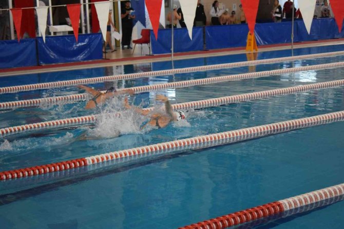 Afyonkarahisar’da Yüzme Müsabakaları Tamamlandı