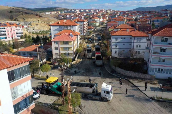 15 Günde 3 Mahalleye 8 Bin Ton Sıcak Asfalt