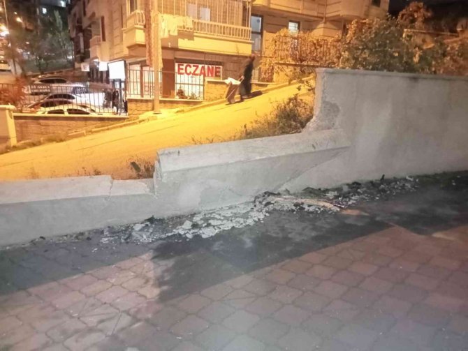 Duvara Çarpan Minibüs Sürücüsü Camdan Fırladı, O Anlar Kamerada