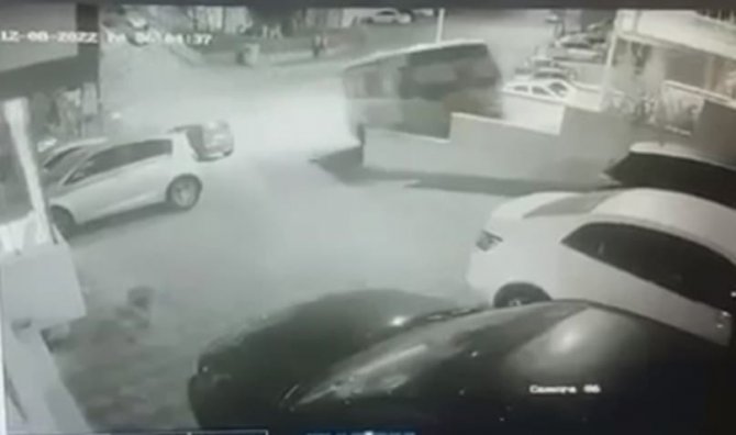 Duvara Çarpan Minibüs Sürücüsü Camdan Fırladı, O Anlar Kamerada