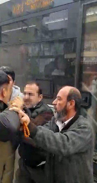 Motosiklet Sürücüsü İle Otobüs Şoförünün Kavgasını Vatandaşlar Ayırdı