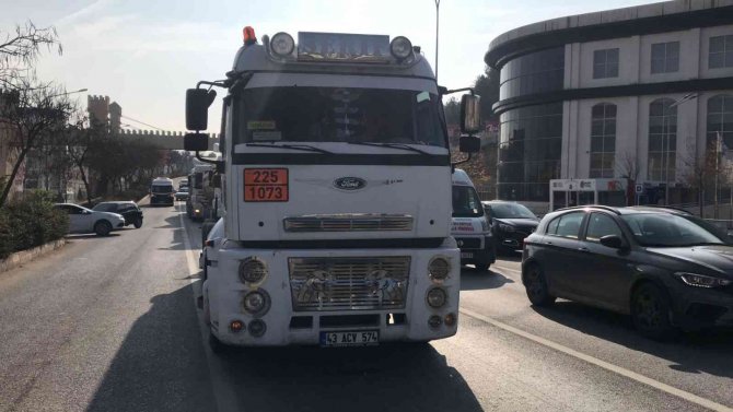 Kırmızı Işıkta Bekleyen Kamyonete Arkadan Çarptı