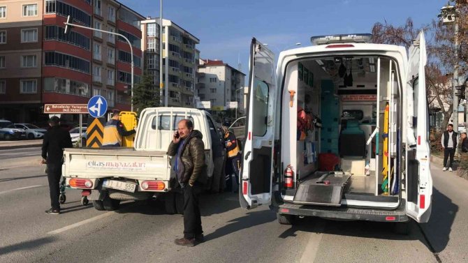 Kırmızı Işıkta Bekleyen Kamyonete Arkadan Çarptı