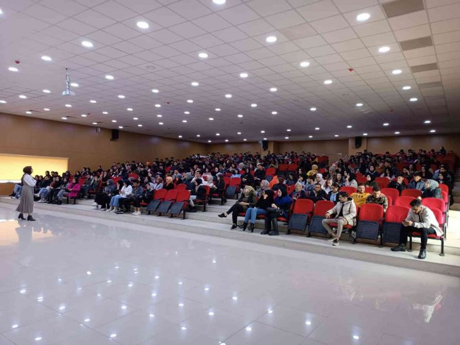 Bingöl’de Öğrencilere “Evlilik Öncesi Eğitim” Semineri Verildi