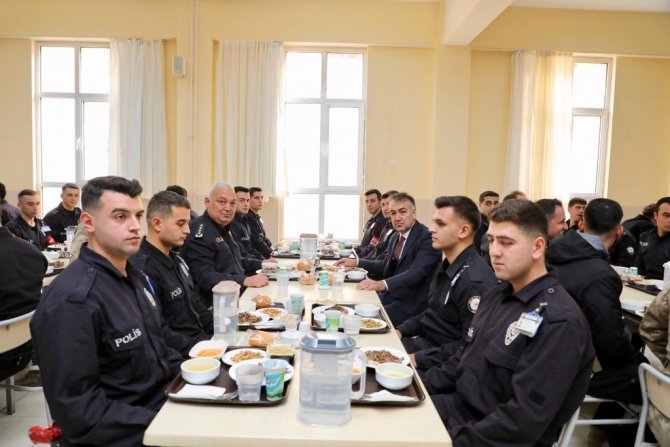 Vali Çağatay, Tecrübelerini Polis Adaylarıyla Paylaştı