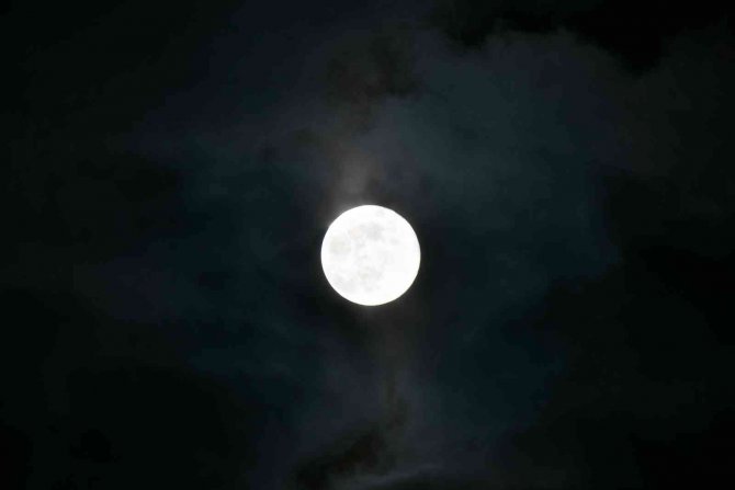 Ahlat’ta Gün Batımı Sonrası Beliren Dolunay Hayran Bıraktı