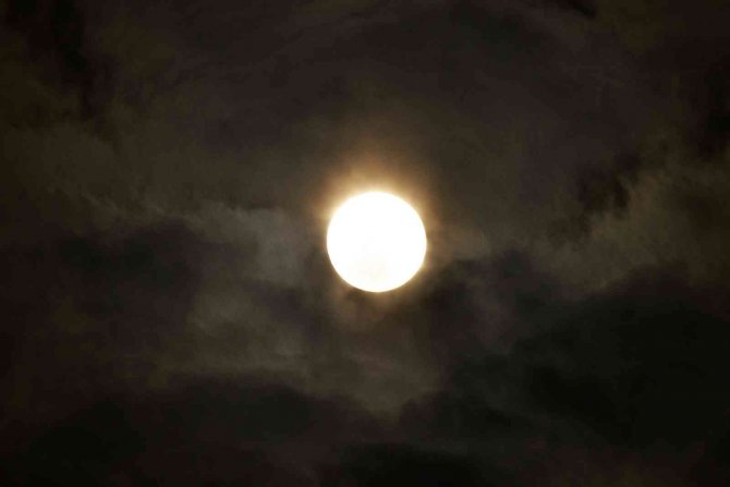 Ahlat’ta Gün Batımı Sonrası Beliren Dolunay Hayran Bıraktı