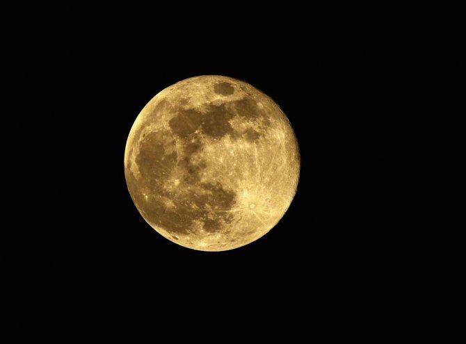 Ahlat’ta Gün Batımı Sonrası Beliren Dolunay Hayran Bıraktı