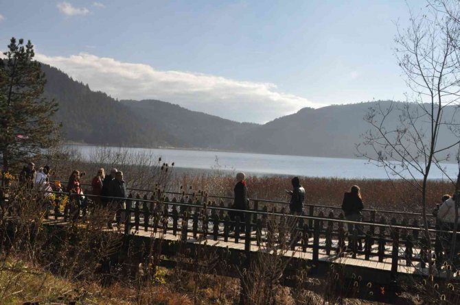 Kar Yağmadan Önce Abant’ta Güneşin Tadını Çıkardılar
