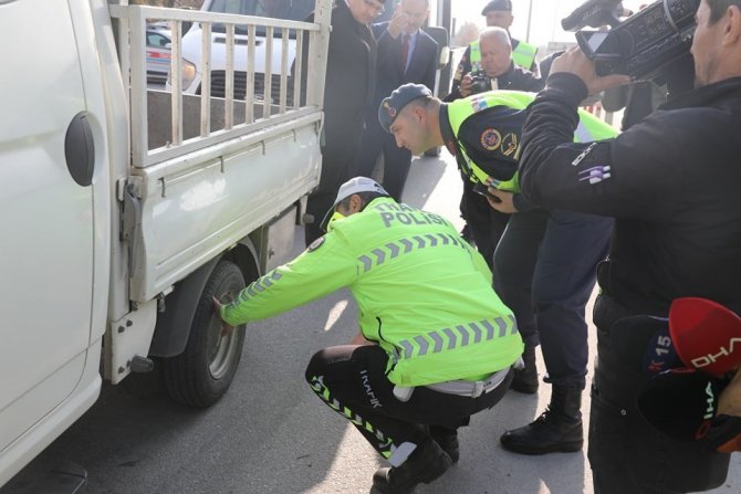 Burdur’da Jandarma Ve Emniyet Ekipleri Tarafından Kış Lastiği Denetimi