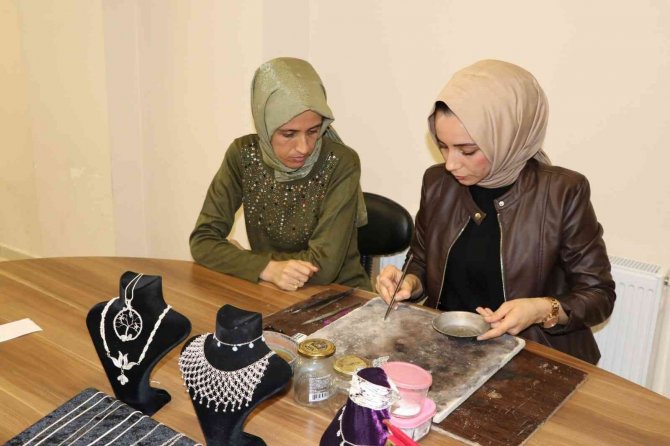 Kadınlara Takı Tasarım Eğitimleri