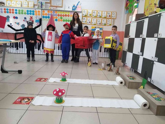 Ebru Öğretmen Sınıfını Mario Parkuruna Dönüştürerek Okumayı Öğretiyor