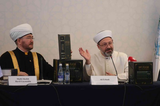 Diyanet İ̇şleri Başkanı Erbaş, “Hadislerle İ̇slam” Adlı Eserin Rusça Çevirisini Tanıttı